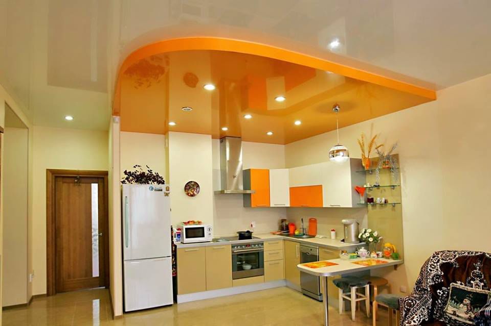 Дизайн натяжного потолка на кухне