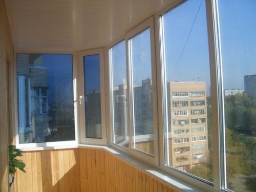 Остекление балконов в Тюмени пластиковыми окнами